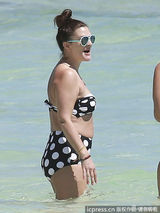 组图：迪亚兹平胸见狗仔快闪 巴里摩尔晒肥肚腩