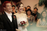 高清图集：陈小春迎娶应采儿 新娘戏称像“裸婚”