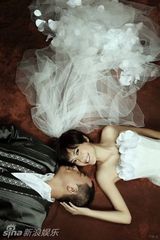 组图：陈小春应采儿全新婚纱照 手握放大镜放大甜蜜