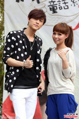 组图：王子许哲佩合作舞台剧感情戏多