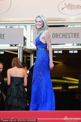 组图：莎朗斯通不服老 深V长裙袒露八字奶