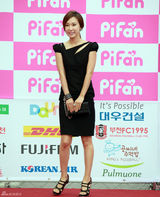 高清组图：秀爱黑礼服美艳电影节 申世京斜肩裙抢镜