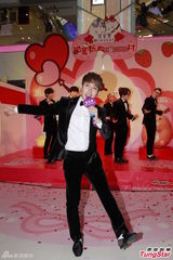 组图：韩团Block B亲民袭港 成员朴经疯狂送抱