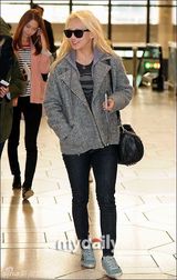 组图：少女时代现身机场飞日本 大秀清纯时尚感