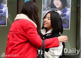 组图：韩剧《1994》女星如约赴街头送爱的抱抱