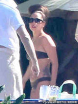 组图：LadyGaga巴西度假比基尼秀凹凸身材
