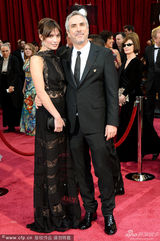 组图：《地心引力》阿方索-卡隆顽皮拍摄女伴