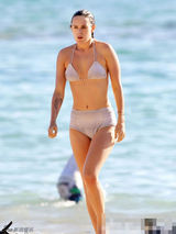 组图：2012比基尼美胸大盘点 众女星性感咸湿