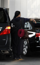 组图：王菲带女儿李嫣回京 新发型满头小辫