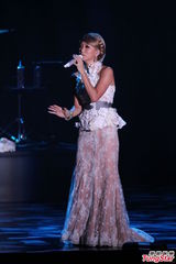 组图：幸田来未开唱变身蓝色妖姬 撅臀秀S曲线