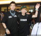 高清组图：EXO身穿人名Tee抵台 粉丝疯狂接机