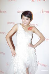 组图：刘心悠婚纱礼服亮相 卓韵芝自曝做“蟹民”