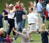 组图：小贝参加运动会当全能奶爸 辣妹秀长腿