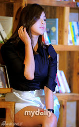 组图：韩国女星邵菲写真发布 长发披肩温柔甜美