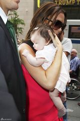 组图：贝嫂为时装周奔忙 桃红礼服配超高跟掀甜美风