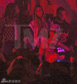 组图：比伯被捕前派对照曝光 裸上身与嫩模狂欢