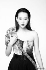 组图：李昕岳风格大片曝光 化身抗霾女郎