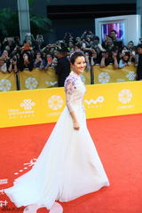 组图：《太平轮》剧组压轴红毯 蔡琳甜蜜挽男友