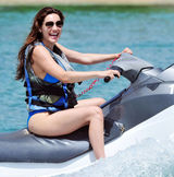 高清图：凯莉-布鲁克海边度假 三套泳装秀身材