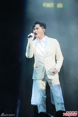 组图：谢霆锋陈慧琳等红馆开唱 悼念张耀荣