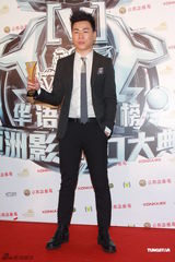 组图：众星亮相华语榜中榜颁奖礼 齐聚后台秀奖杯