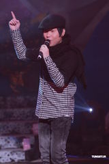 组图：《劲歌金曲》录影 阿娇(钟欣桐)出席郑欣宜落泪