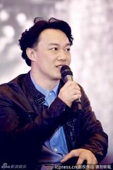 组图：陈奕迅为重庆演唱会造势 喝大碗茶入乡随俗
