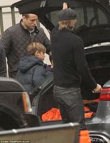 组图:小贝现身《秘密特工》片场 三位公子探班