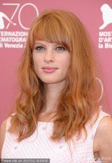 组图：《我是阿拉伯人》发布 女主穿粉裙清新