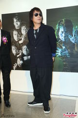 组图：摄影大师加纳典明开摄影展邀伍佰入镜