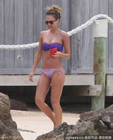 组图：阿尔芭两点激凸 妮可里奇红比基尼惹眼