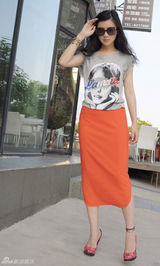 组图：徐立街拍撞色长裙抢眼