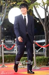 组图：李钟硕GD等闪耀颁奖红毯 女偶像尴尬跌倒