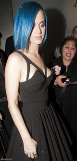 高清图：凯蒂-佩里现身伦敦 蓝发抢眼礼服别致