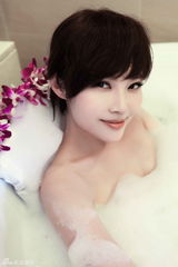 组图：徐冬冬拍摄杂志大片 紫裙红唇大秀性感