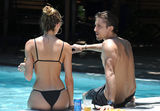 高清图：超模坎蒂斯比基尼惹火 男友泳池握翘臀