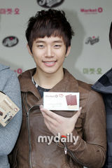 幻灯图：韩组合2PM代言巧克力 签售会祝福情人节