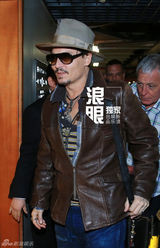 独家：帅大叔德普来华 皮衣圆帽显潮范笑容亲和