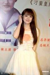 幻灯图：张娜拉中国继续圈钱 扮清纯欲扭转形象