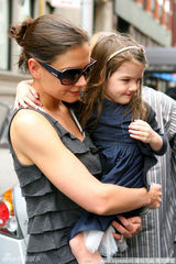 幻灯图集：凯蒂带女儿外出 苏瑞害羞栽老妈怀里