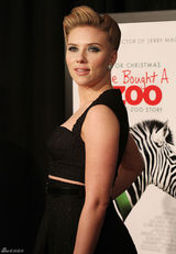 高清组图：斯嘉丽-约翰逊复古发型亮相首映式