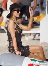 组图：帕丽斯与姐妹淘海岛度假 比基尼秀性感身材