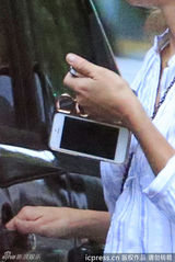 组图：卡梅隆-迪亚兹衬衫牛仔裤出街秀指环手机