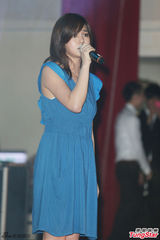 组图：陈妍希校园开演唱会 现场庆生亲吻蛋糕