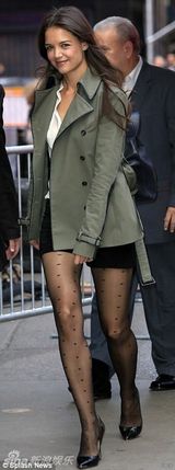 组图：35岁前阿汤嫂白发丛生 录早安美国秀长腿