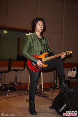 组图：黄小琥探班杨培安个唱排练送手机打气