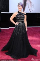 组图：群星闪耀红毯 暮光女拄拐海瑟薇优雅
