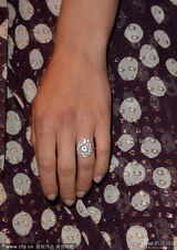 组图：斯嘉丽撑新片秀乳沟 戴大颗鸽子蛋抢眼