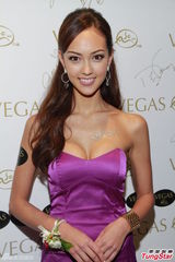 组图：陈嘉容赞朱莉勇敢 拒男友代劳检查乳房