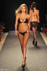 组图：超模凯特-阿普顿为内衣走秀 胸部丰满